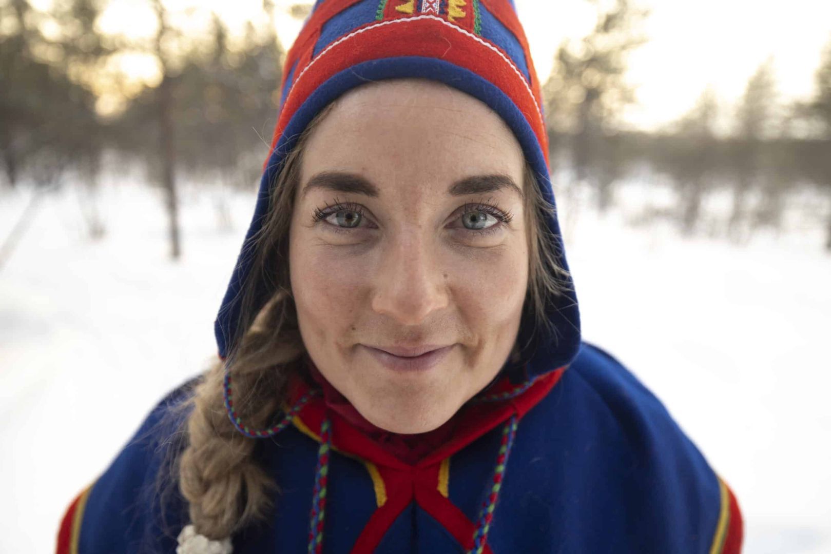fotografía de retrato de una mujer del pueblo sami en suecia, laponia, en un viaje organizado en grupo de all these humans