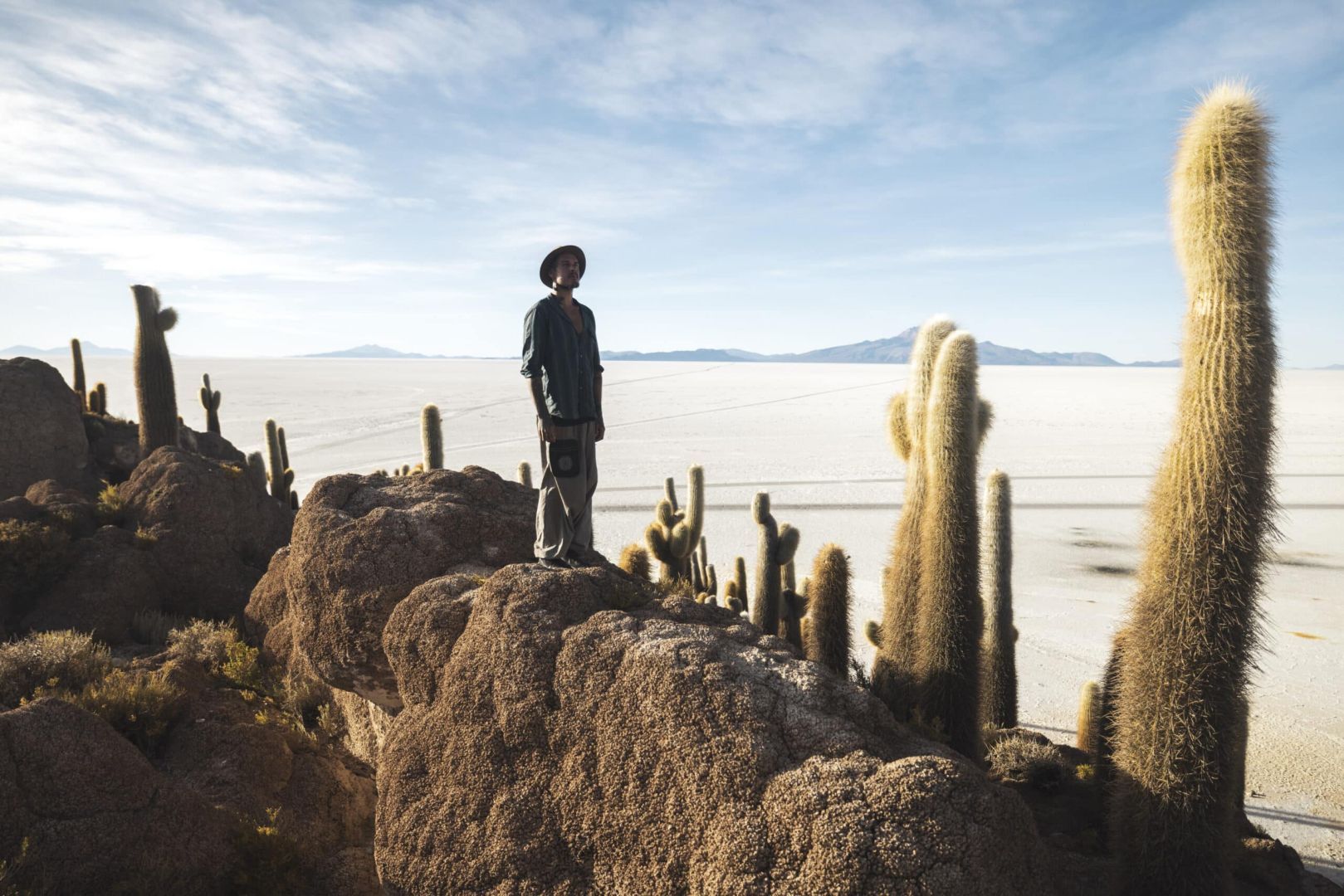 fotografía del fotógrafo viajero bambú en la isla de incahuasi entre cactus del salar de uyuni en bolivia