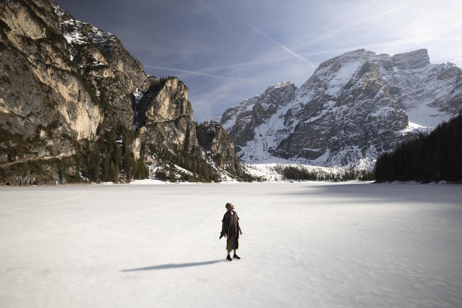 fotografía de Bambú, organizador de viajes en grupo, sobre un lago helado de dolomitas