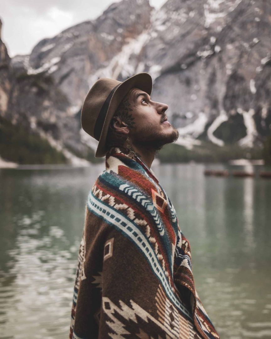 fotografía de retrato de bambú, organizador de viajes, viajero y fotógrafo nómada en viaje de all these humans
