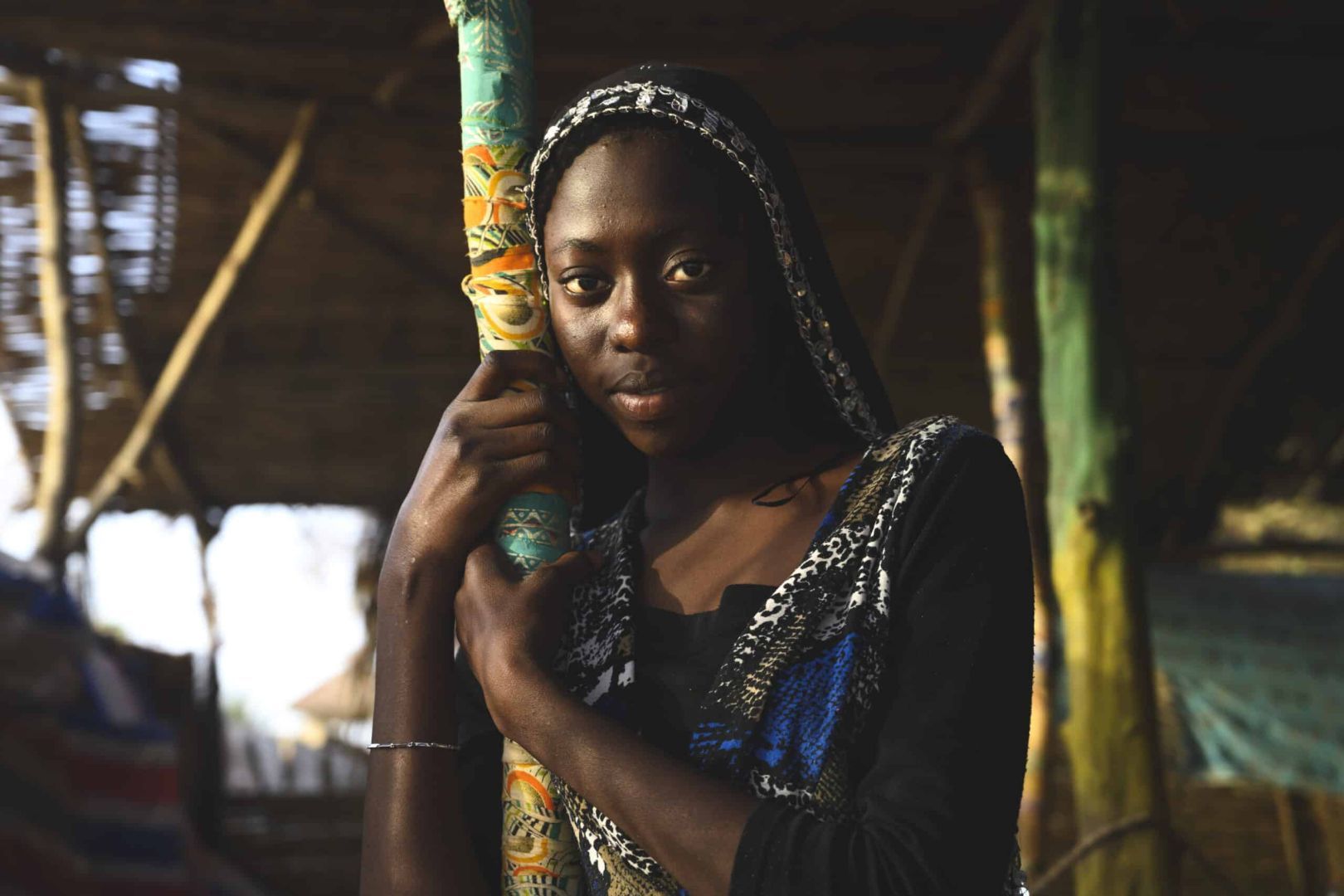 fotografía de retrato de una mujer de senegal muy bella mirando a cámara